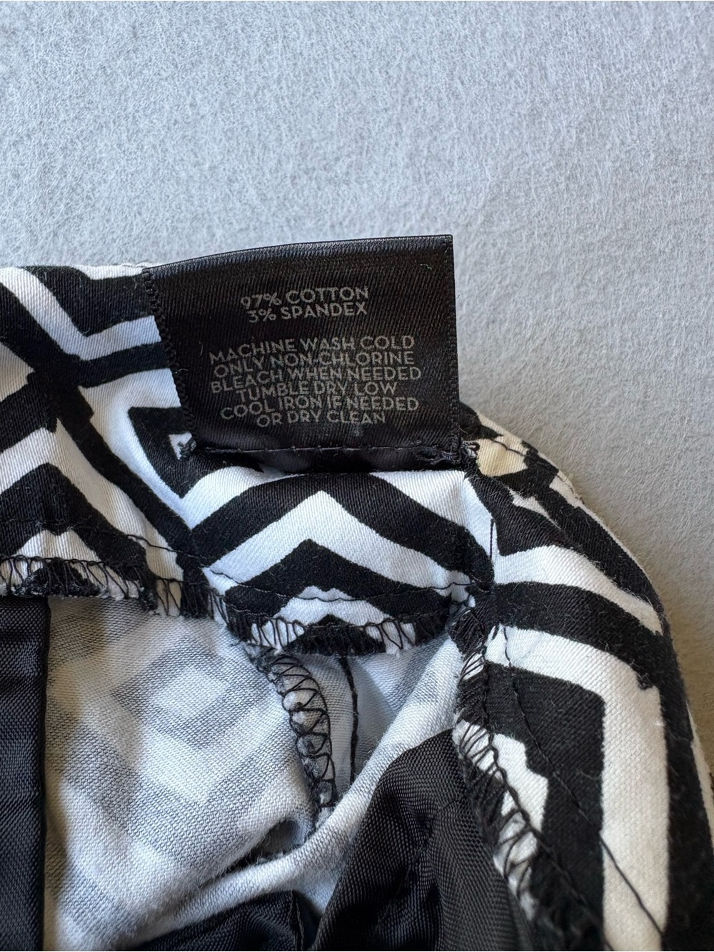 Ann Taylor Factory Geometric Black & White Cropped Signature Cotton Pants sz 14 - Picture 5 of 7